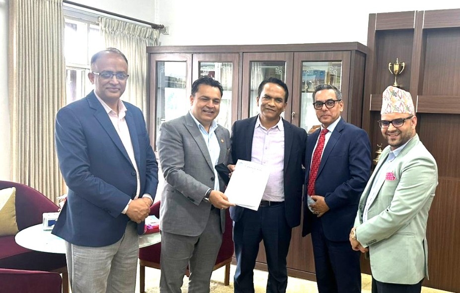 राष्ट्र बैंकका नयाँ गभर्नरसँग एनआरएनए अध्यक्षको भेट