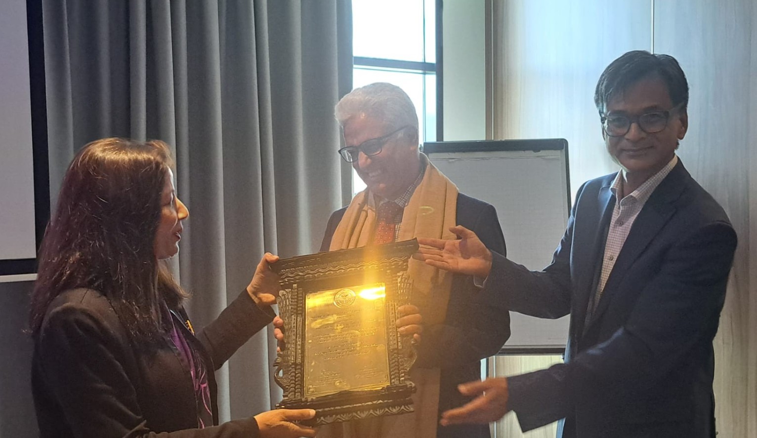 पहिलो ‘नेप्लिज हेल्थ प्रोफेसनल अवार्ड’ प्रा.डा. आचार्यलाई