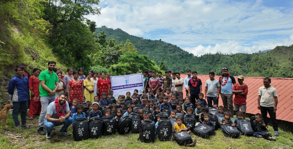 चेपाङ विद्यार्थीलाई अष्ट्रेलियाबाट शैक्षिक सामग्री वितरण