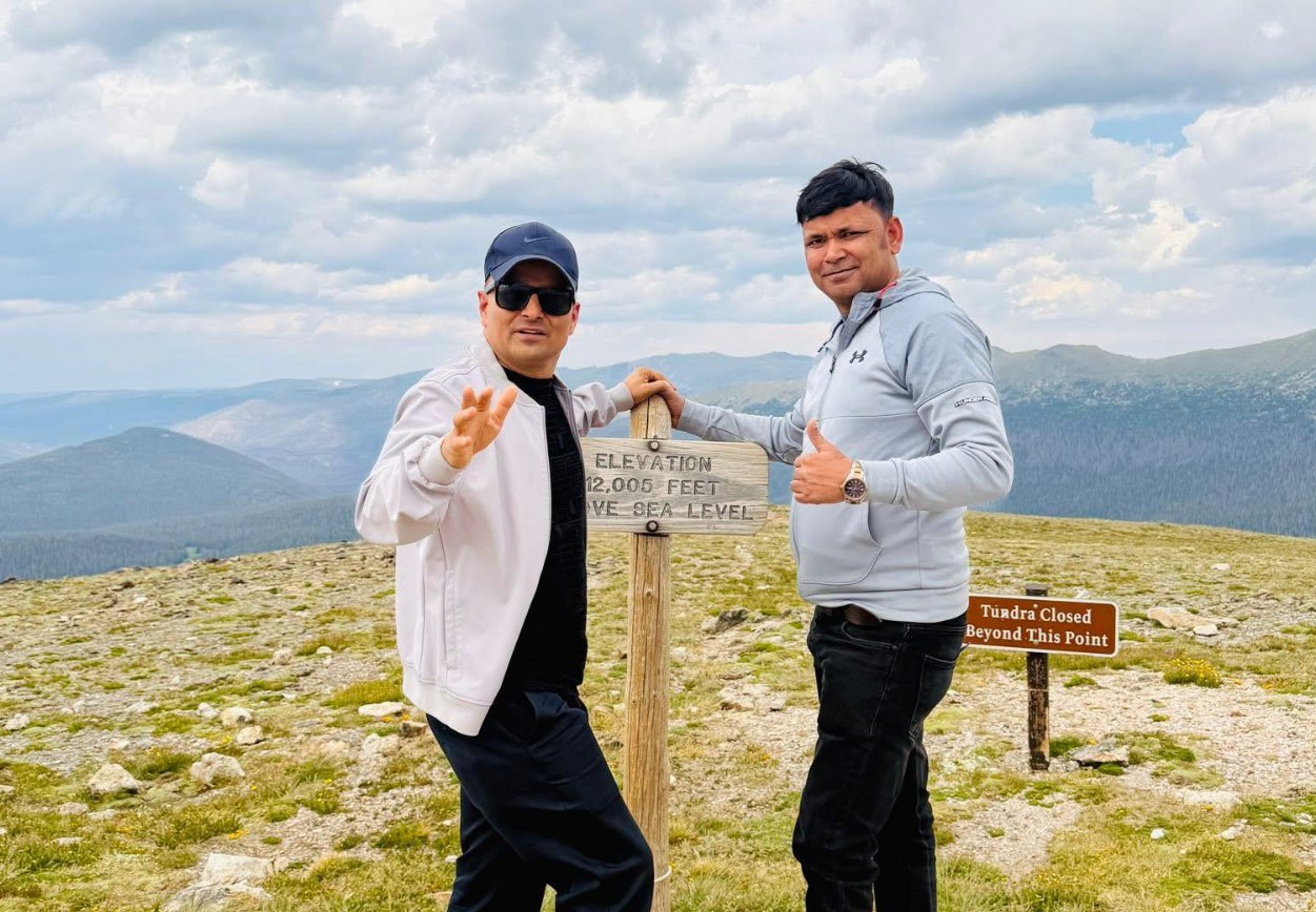 रक्की माउन्टेन घुम्दै गायक राजु परियार र चन्द्र शर्मा 